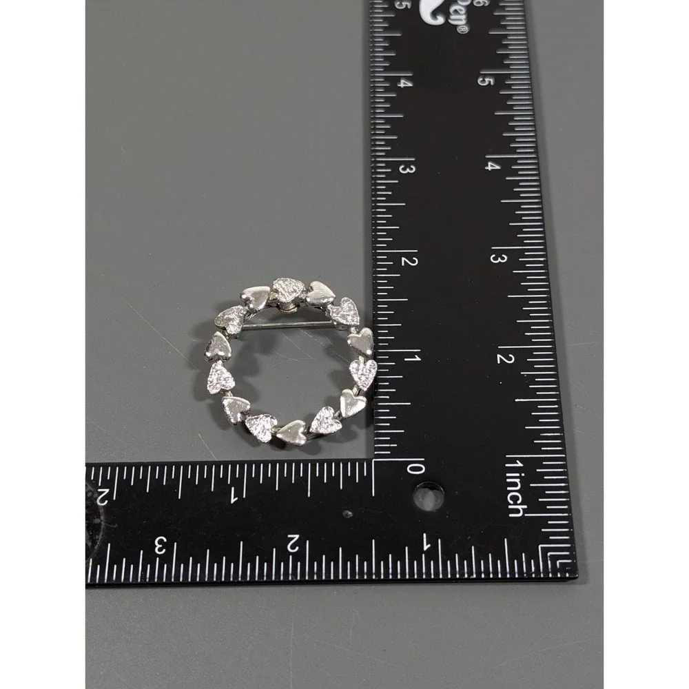 Vintage‎ Gerrys Silver Tone Heart Wreath Round Pin Brooch